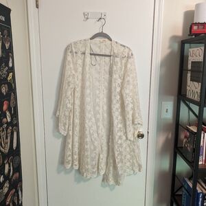 Beautiful, Dainty white lace komono, size L